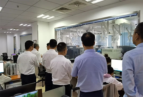 陈博士带领杨副市长一行人参观了不朽情缘mg官网规范化的先进实验室，讲解了药物临床前的研发和IND申报流程。